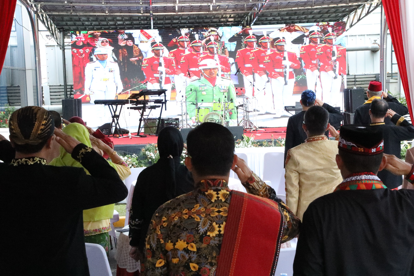 Jajaran Pejabat Tinggi dan pegawai di lingkungan Badan Nasional Penanggulangan Bencana (BNPB) turut mengikuti Peringatan Detik-Detik melalui siaran virtual dari haman Gedung Graha BNPB, Jakarta pada (17/8). 